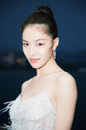 钟楚曦吊带白裙妩媚性感写真图片_5