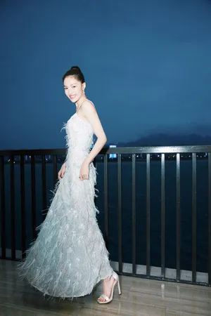 钟楚曦吊带白裙妩媚性感写真图片_6