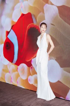 钟楚曦深V白裙性感时尚写真图片