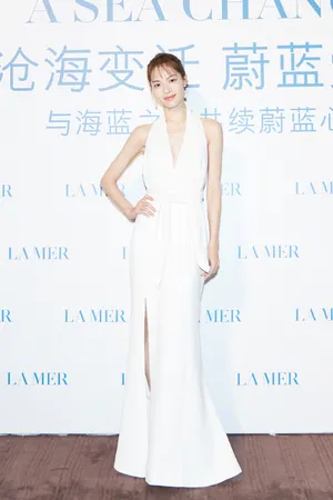 钟楚曦深V白裙性感时尚写真图片_2