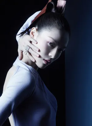 钟楚曦《芭莎珠宝》时尚杂志封面大片_5