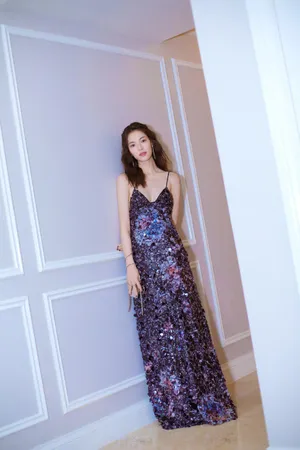 钟楚曦吊带低胸长裙性感写真图片_4