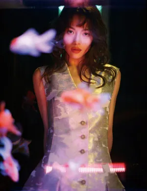 钟楚曦杂志封面时尚性感光影写真图片_5