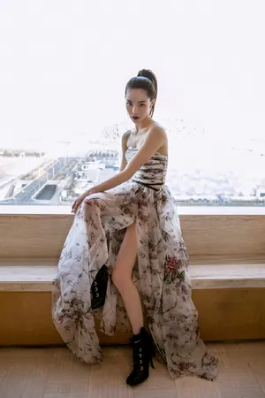 钟楚曦抹胸性感长裙写真图片