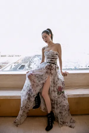 钟楚曦抹胸性感长裙写真图片_5