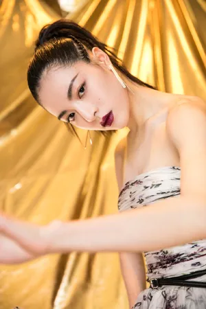 钟楚曦抹胸性感长裙写真图片_7