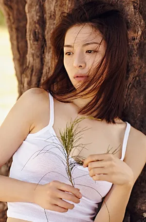 钟楚曦性感吊带衫时尚写真高清图片