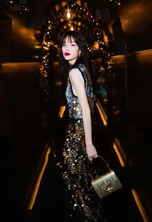 钟楚曦冷艳时髦写真图片