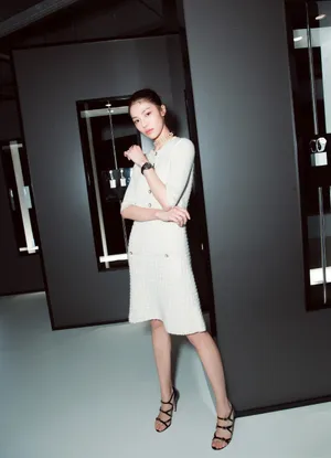 钟楚曦光影黑白写真图片_3