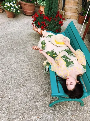 钟楚曦花园甜美街拍图片_1