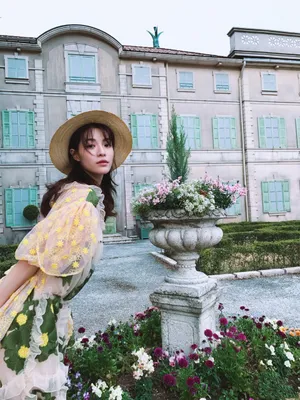 钟楚曦花园甜美街拍图片