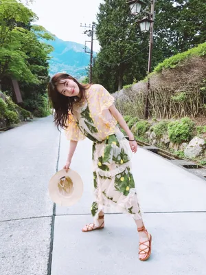 钟楚曦花园甜美街拍图片_3
