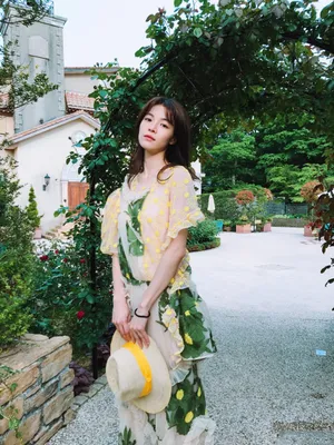 钟楚曦花园甜美街拍图片_7