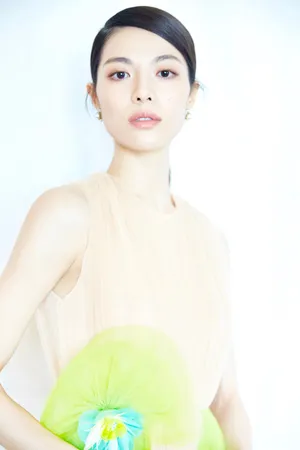 钟楚曦芭莎慈善晚会礼服图片_3