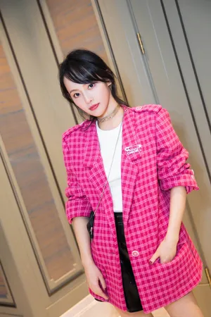 张嘉倪《温暖的弦》定档发布会甜美写真图片_4