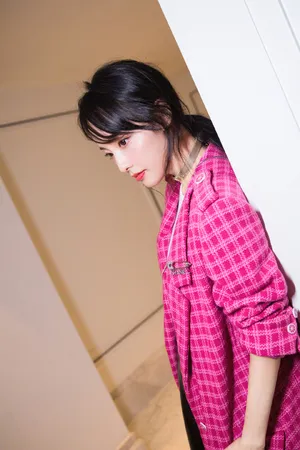张嘉倪《温暖的弦》定档发布会甜美写真图片_5