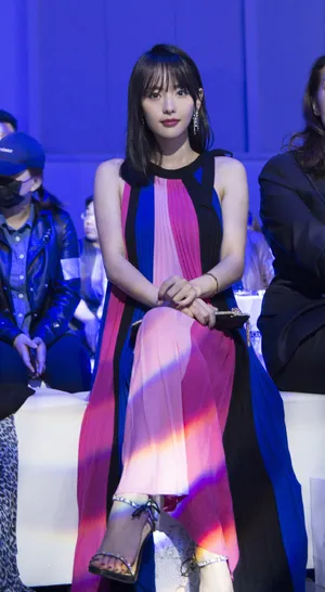 张嘉倪百褶长裙气质性感活动写真图片