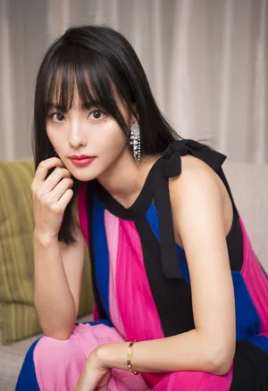 张嘉倪百褶长裙气质性感活动写真图片_5