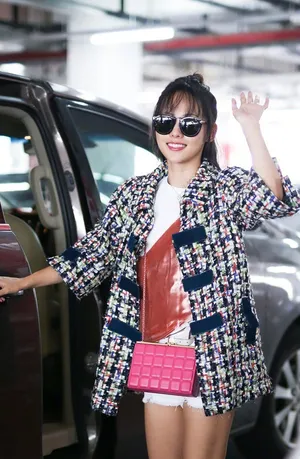 张嘉倪甜美机场照图片_5