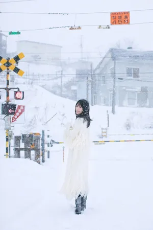张嘉倪雪中仙气十足清新写真图片