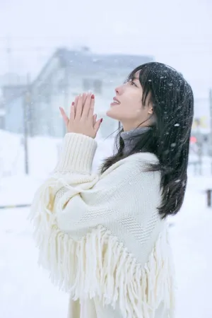 张嘉倪雪中仙气十足清新写真图片_2