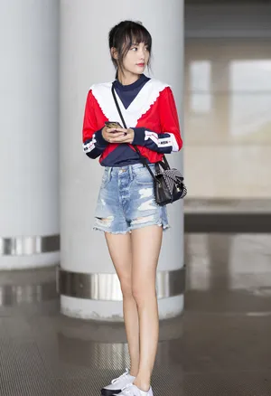 张嘉倪撞色卫衣机场青春甜美写真图片_2