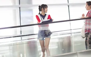 张嘉倪撞色卫衣机场青春甜美写真图片_3