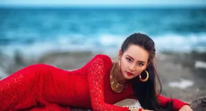 张嘉倪红衣美艳妩媚海边写真图片_1
