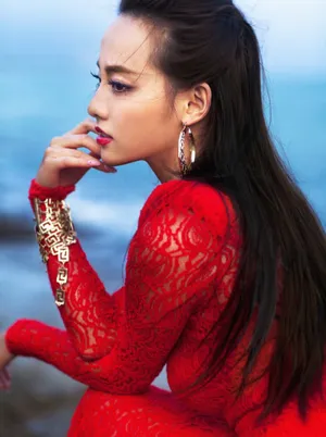 张嘉倪红衣美艳妩媚海边写真图片