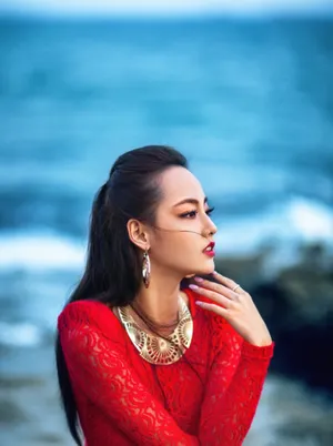张嘉倪红衣美艳妩媚海边写真图片_2
