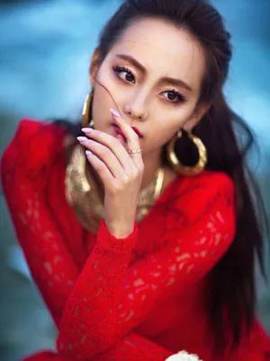 张嘉倪红衣美艳妩媚海边写真图片_3