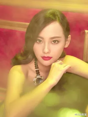 张嘉倪时尚妩媚写真性感撩人_4