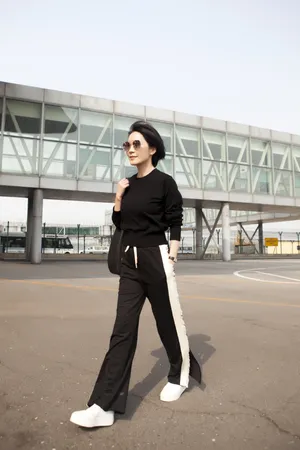 俞飞鸿简约运动装私服街拍照图片
