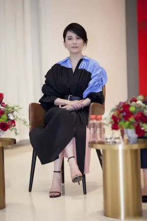 俞飞鸿优雅从容活动图片
