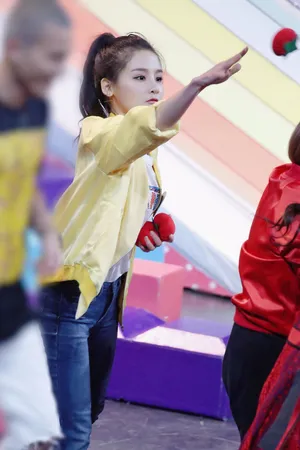 曾艳芬东方卫视跨年演唱会现场图片_8