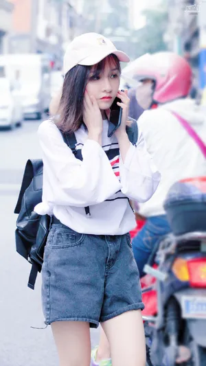 曾艳芬长袖短裤可爱街拍写真图片