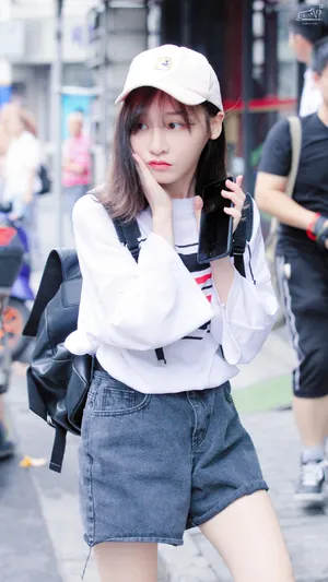 曾艳芬长袖短裤可爱街拍写真图片_2