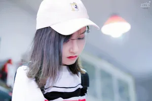 曾艳芬长袖短裤可爱街拍写真图片_4