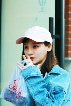 曾艳芬鸭舌帽长袖街拍写真图片