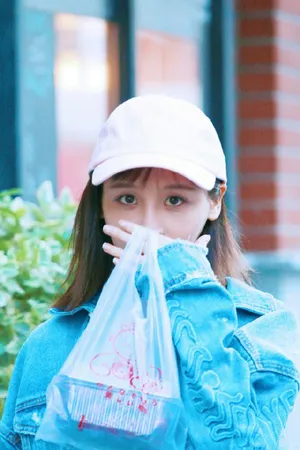 曾艳芬鸭舌帽长袖街拍写真图片_3