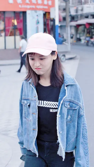曾艳芬鸭舌帽长袖街拍写真图片_9