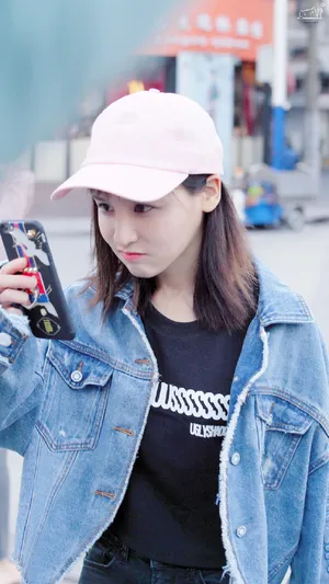 曾艳芬鸭舌帽长袖街拍写真图片_10