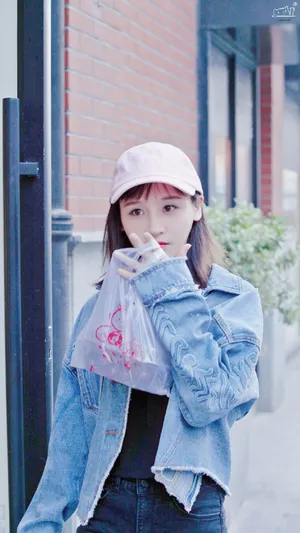 曾艳芬鸭舌帽长袖街拍写真图片_11