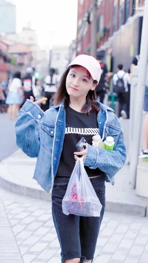曾艳芬鸭舌帽长袖街拍写真图片_12