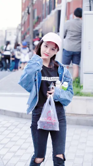 曾艳芬鸭舌帽长袖街拍写真图片_14