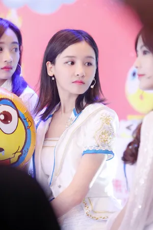 曾艳芬参加来伊份17周年直播现场图片_3