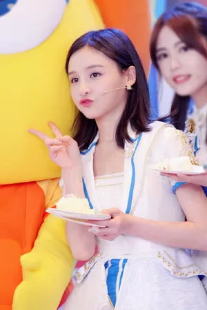 曾艳芬参加来伊份17周年直播现场图片_5