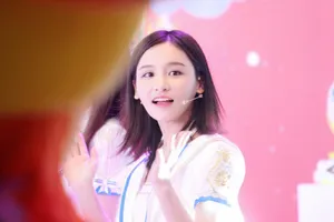 曾艳芬参加来伊份17周年直播现场图片_6