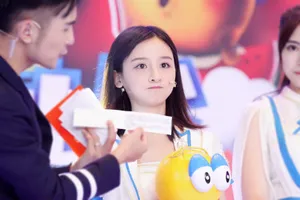 曾艳芬参加来伊份17周年直播现场图片_8