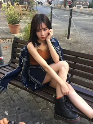 曾艳芬无袖短裙帅气街拍写真图片
